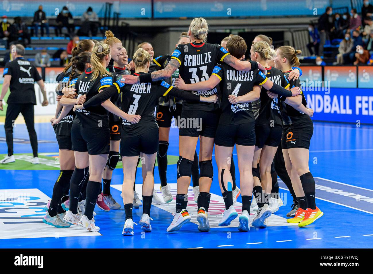 Granollers, Spain. 08th Dec, 2021. Handball, Women: World Cup, Germany - Congo, Main Round, Group 3, Matchday 1: The German team celebrates after the 29:18. Credit: Marco Wolf/wolf-sportfoto/dpa/Alamy Live News Stock Photo