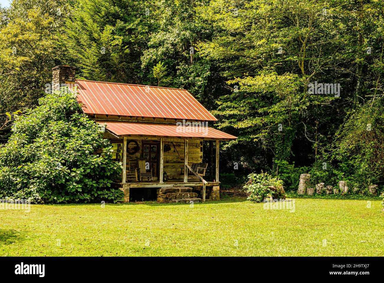 Rough cut log cabin hires stock photography and images Alamy