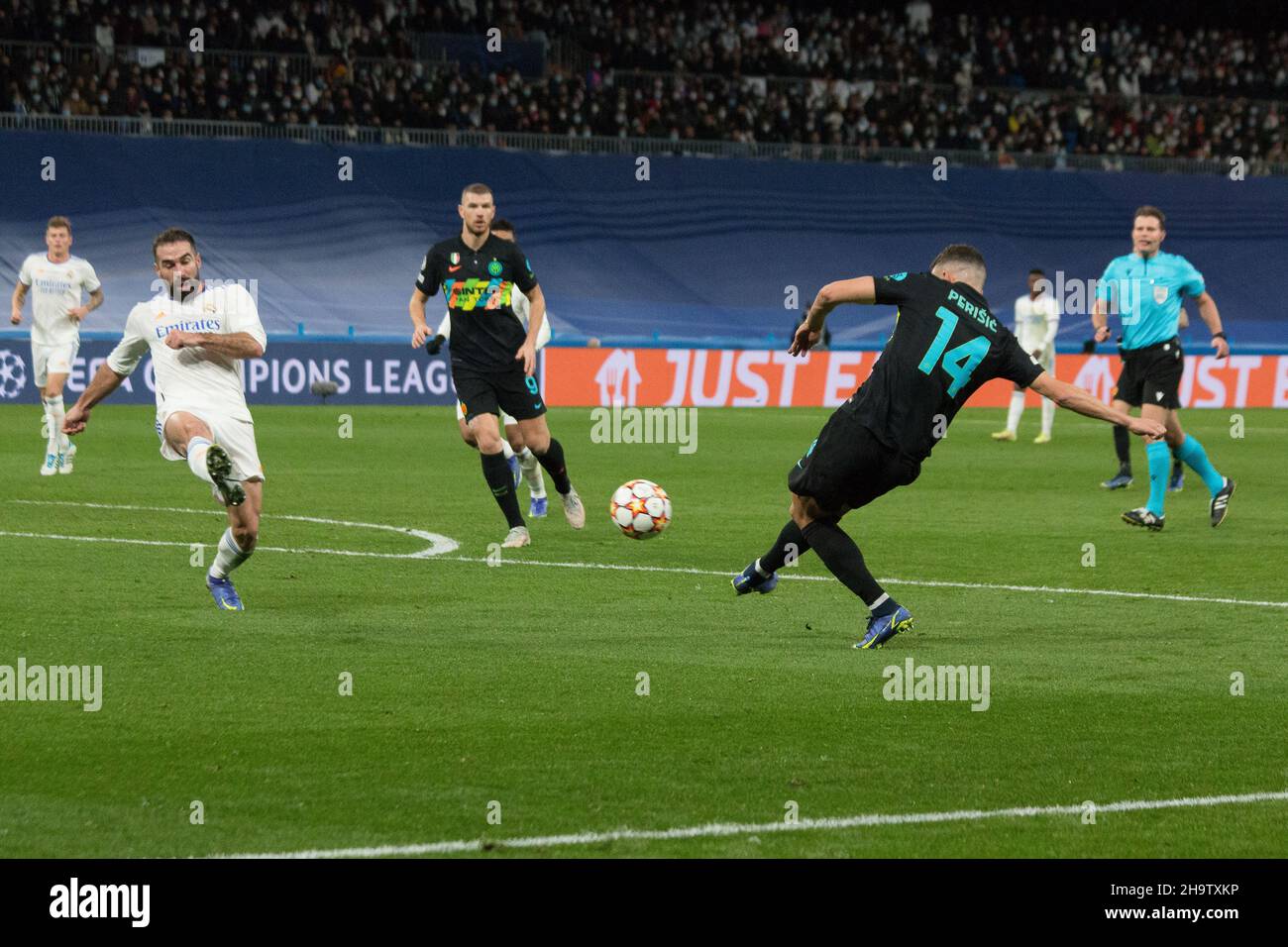 Madrid, Spain. 07th Dec, 2021. Carvajal (L) and Perisic (R).during the match between Real Madrid and Inter de Milan that finished with 2 to 0, victory of Real Madrid with goals of Toni Kroos and Asensio in Madrid, Spain on December 7, 2021. (Photo by Jorge Gonzalez/Pacific Press/Sipa USA) Credit: Sipa USA/Alamy Live News Stock Photo