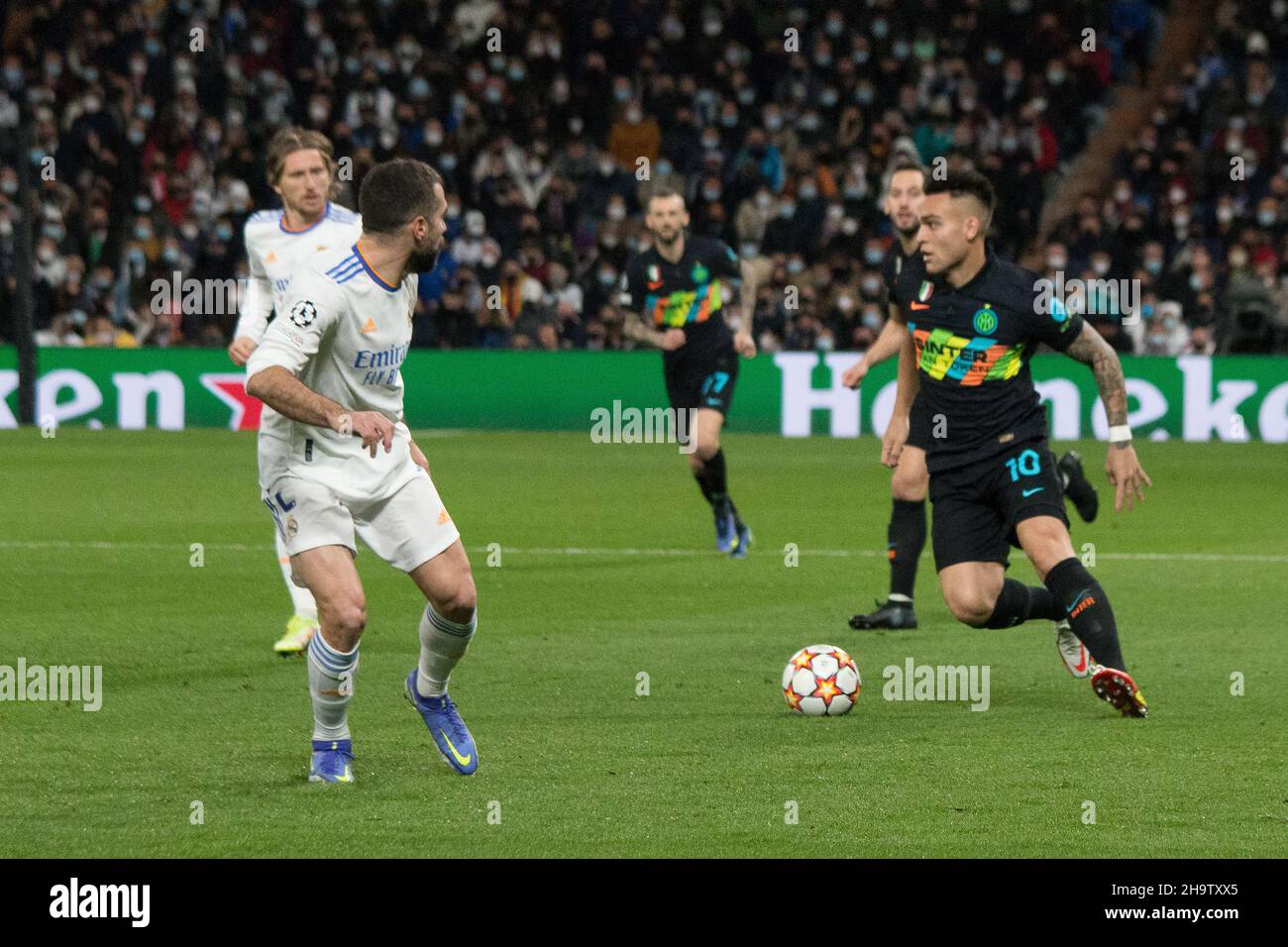 Madrid, Spain. 07th Dec, 2021. Carvajal (L)n and Lautaro Martinez (R).during the match between Real Madrid and Inter de Milan that finished with 2 to 0, victory of Real Madrid with goals of Toni Kroos and Asensio in Madrid, Spain on December 7, 2021. (Photo by Jorge Gonzalez/Pacific Press/Sipa USA) Credit: Sipa USA/Alamy Live News Stock Photo