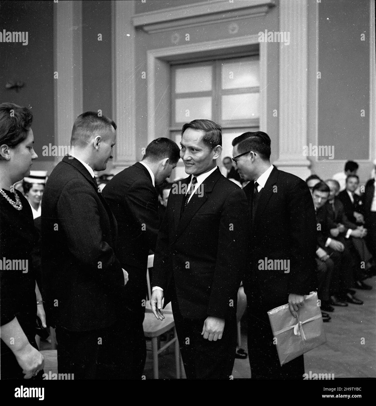 £om¿a, 1969-12-06. 10 lecie dzia³alnoœci Liceum Medycznego Pielêgniarstwa im. Marii Curie Sk³odowskiej w £om¿y. Nz. charge d'affaires ambasady Demokratycznej Republiki Wietnamu Vu Bach Mai (2P). kw  PAP/Roman Sieñko      Lomza, Dec. 6, 1969. The 10th anniversary of Maria Curie Sklodowska Nursing School in Lomza. Pictured: charge d'affaires of the embassy of the Democratic Republic of Vietnam Vu Bach Mai (2nd right).   kw  PAP/Roman Sienko Stock Photo