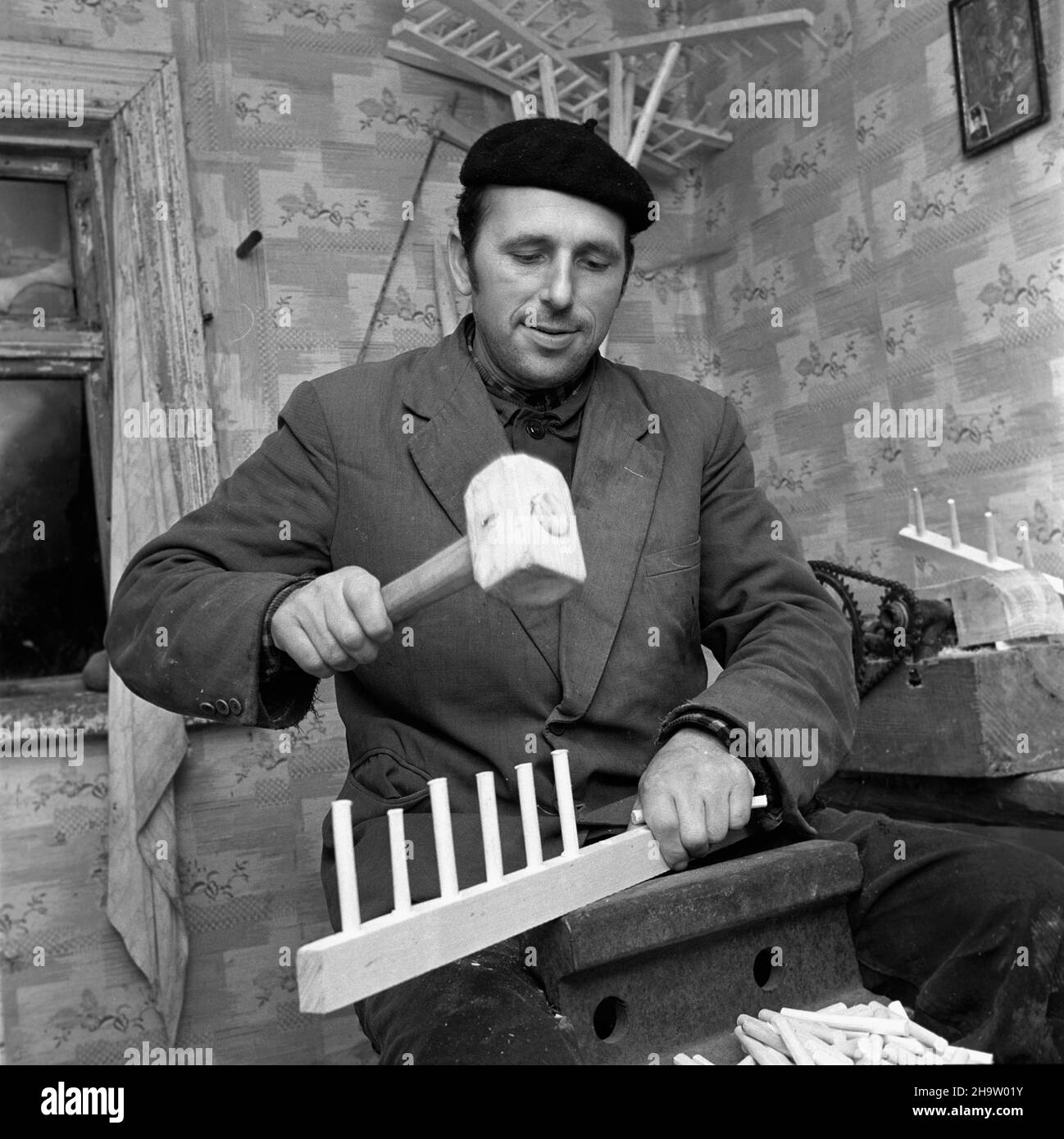 Janowszczyzna, 1969-11-27. We wsiach powiatu sokólskiego zawody tradycyjnie przekazywane s¹ z ojca na syna. Dziêki temu kontynuowana jest unikalna twórczoœæ rzemieœlników ludowych. Nz. Antoni £ukaszewicz trudni¹cy siê wyrobem drewnianych grabi. uu  PAP/Roman Sieñko    Janowszczyzna, Nov. 27, 1969. Trades are traditionally handed down from father to son in the villages of Sokolka powiat which makes it possible to continue unique work of folk craftsmen. Pictured: Antoni Lukaszewicz - making wooden rakes.  uu  PAP/Roman Sienko Stock Photo