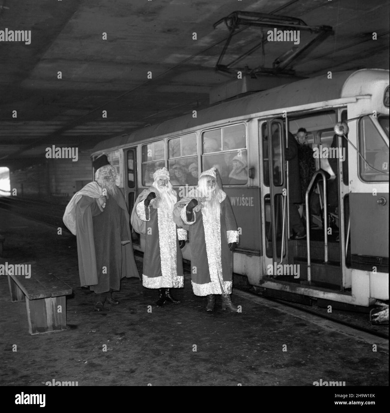 Warszawa, 1969-12. Dwie kobiety i mê¿czyzna w przebraniach œw. Miko³aja na przystanku tramwaju nr 18, pod mostem Gdañskim. pw  PAP/Boles³aw Miedza    Dok³adny dzieñ wydarzenia nieustalony.      Warsaw, Dec. 1969. Two women and a man dressed up as Santa Claus on a tram stop under the Gdanski Bridge.   pw  PAP/Boleslaw Miedza Stock Photo
