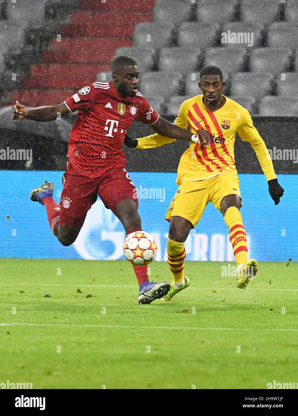 Munich, Germany. 08th Dec, 2021. Football: Champions League, Bayern Munich - FC Barcelona, Group Stage, Group E, Matchday 6, Allianz Arena. Bayern Munich's Dayot Upamecano (l) in a duel with Barcelona's Ousmane Dembele. Credit: Sven Hoppe/dpa/Alamy Live News Stock Photo