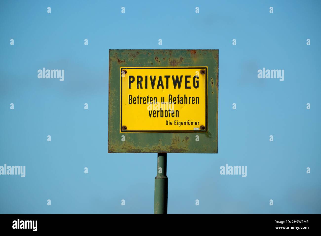 '15.10.2021, Germany, Bremen, Bremen - PRIVATWEG sign sticking high into the sky.. 00A211015D053CAROEX.JPG [MODEL RELEASE: NO, PROPERTY RELEASE: NO (c Stock Photo