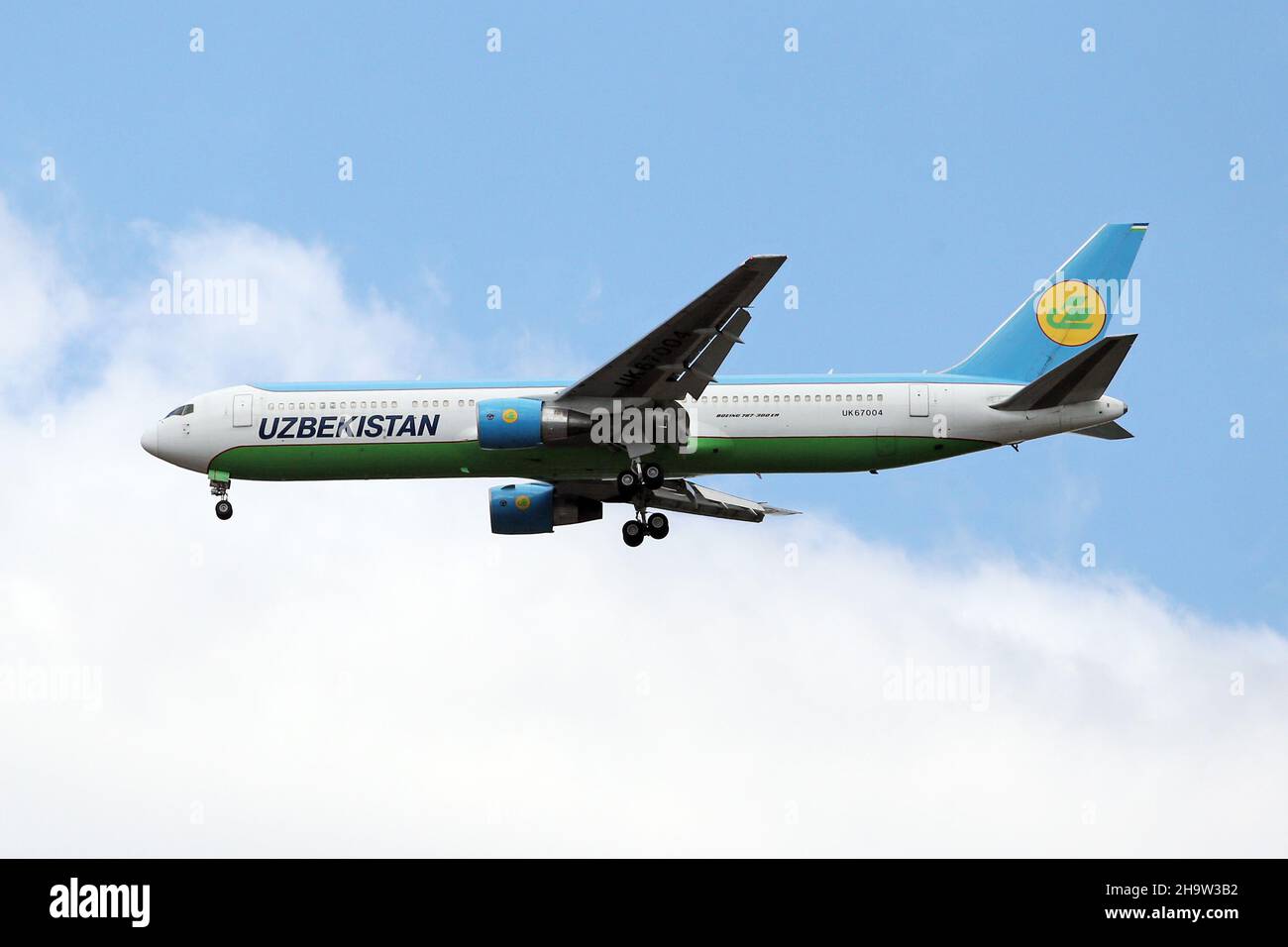 '25.04.2021, Germany, Lower Saxony, Hannover - Boeing 767 of Uzbekistan Airways.. 00S210425D621CAROEX.JPG [MODEL RELEASE: NO, PROPERTY RELEASE: NO (c) Stock Photo
