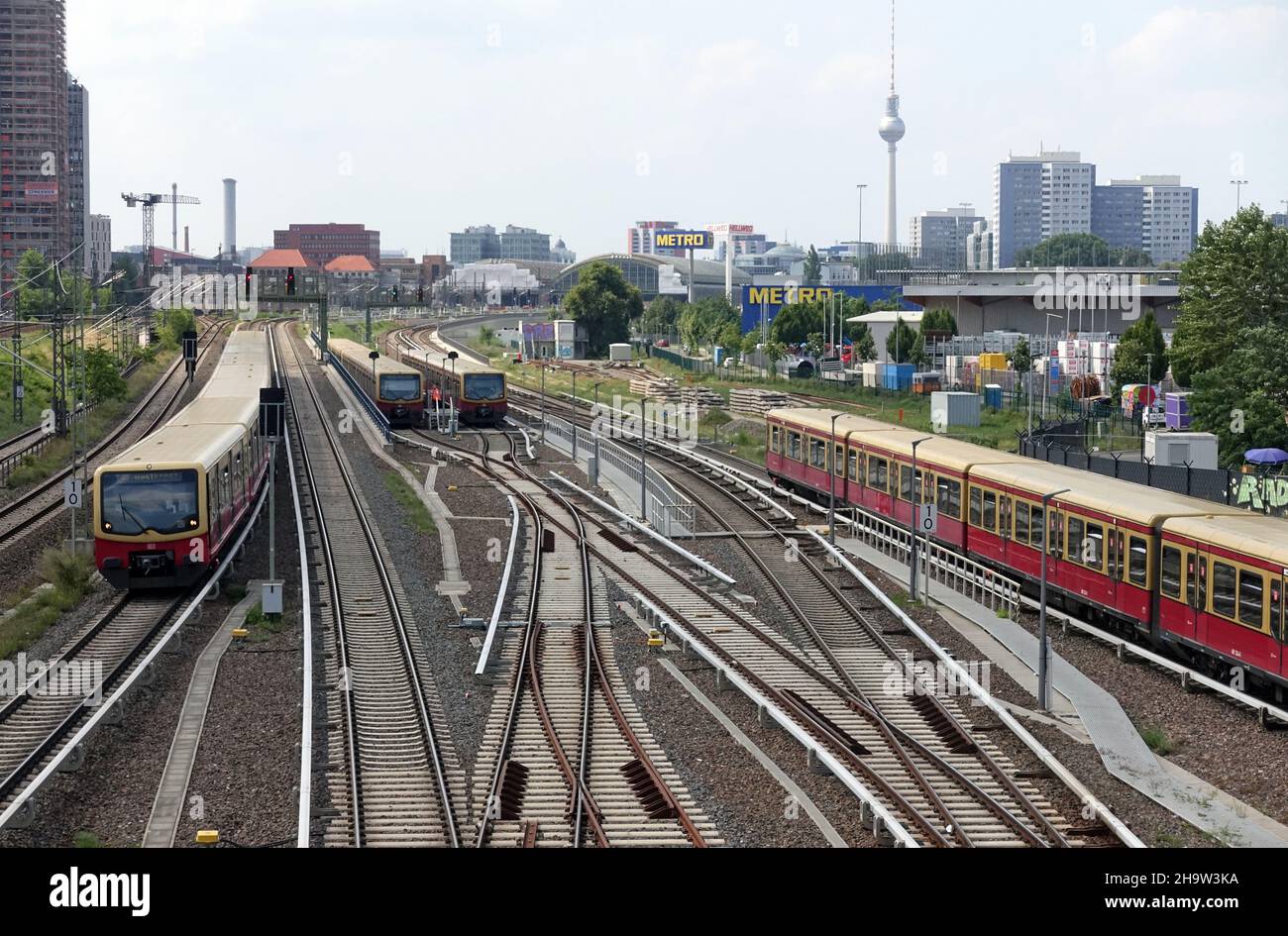 '24.07.2021, Germany, , Berlin - View from Warschauer Strasse to the west.. 00S210724D605CAROEX.JPG [MODEL RELEASE: NO, PROPERTY RELEASE: NO (c) caro Stock Photo