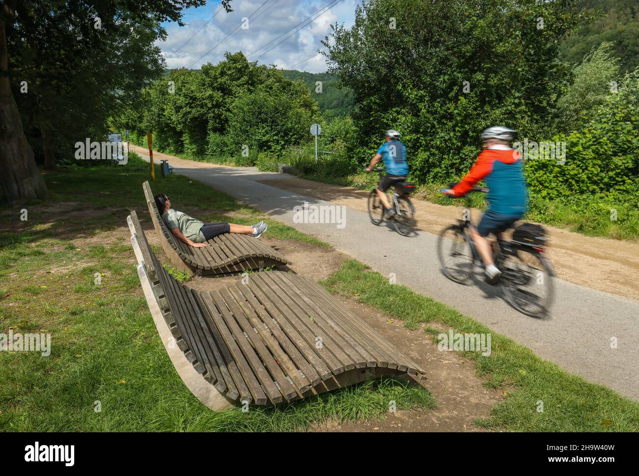 '29.07.2021, Germany, North Rhine-Westphalia, Hagen - Cyclists on the Ruhr Valley Cycle Path at Lake Hengstey, Lake Hengstey is a reservoir completed Stock Photo