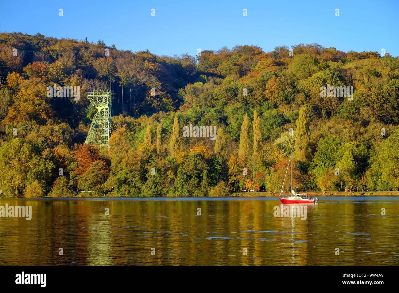 '24.10.2021, Germany, North Rhine-Westphalia, Essen - Golden autumn at Lake Baldeney. Sailboat in front of the former coal mine Carl Funke. Carl Funke Stock Photo