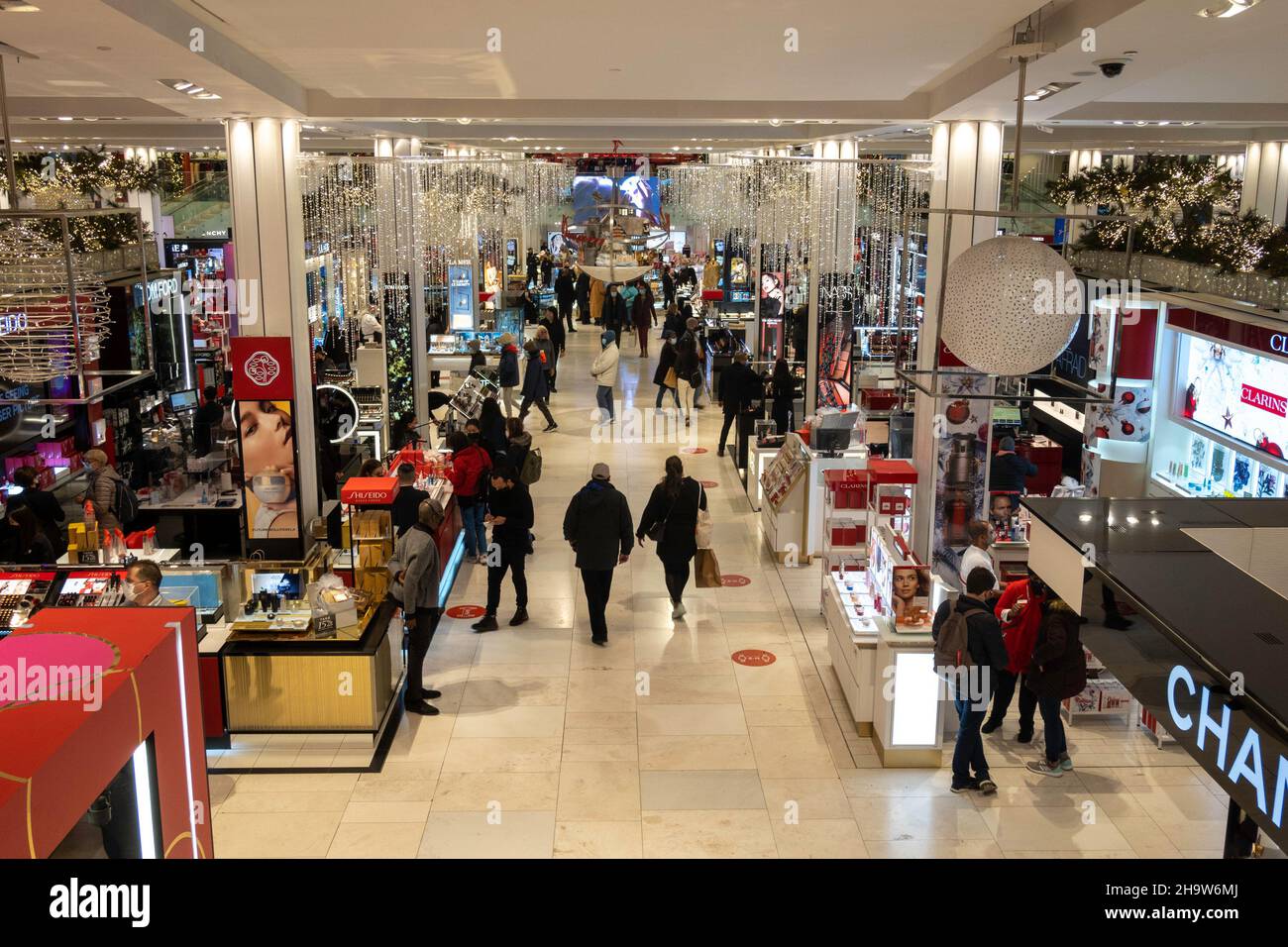 Main floor at Macy's flagship department store during the holiday season, New York City, USA  2021 Stock Photo