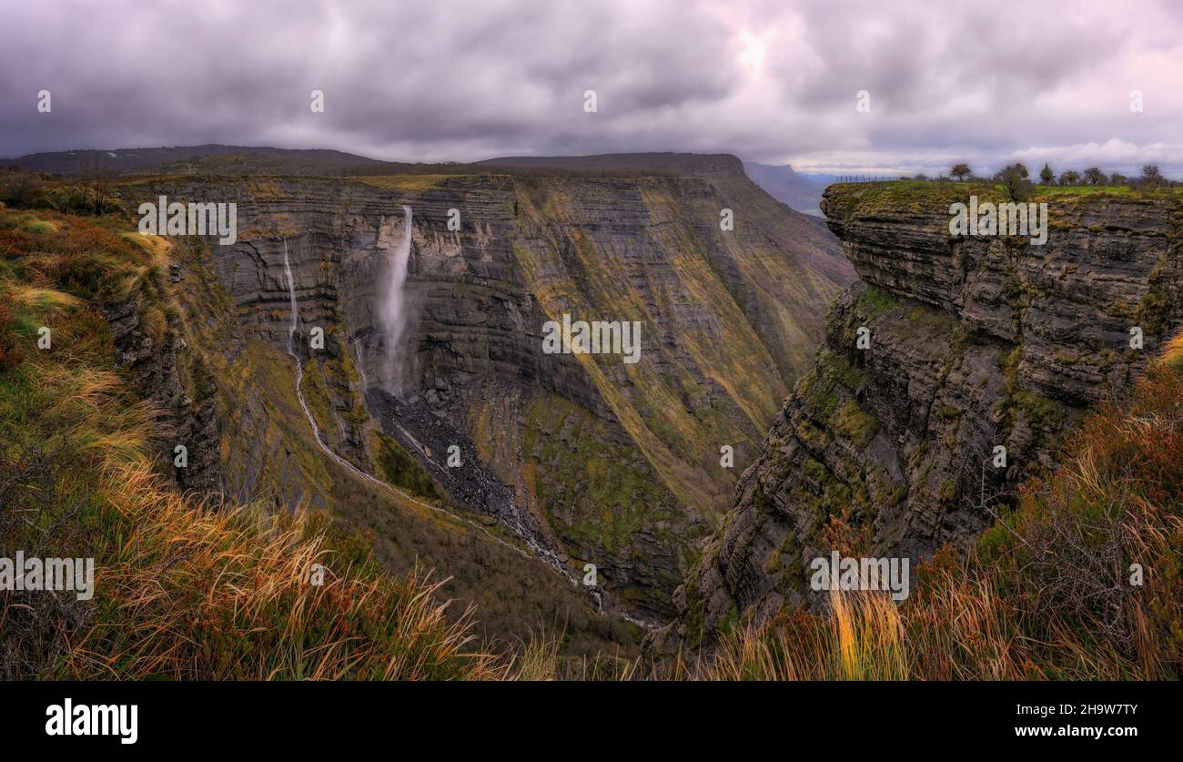 bonita panoramica de la acida del salto del nervion, una cascada de unos 200 metros de caida en un valle impresionante. Stock Photo