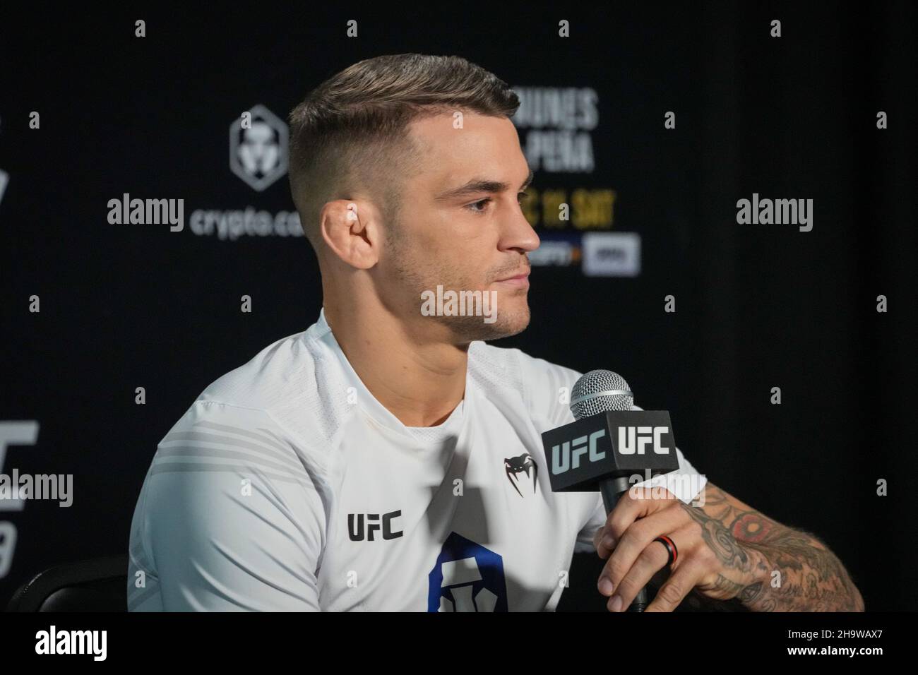 https://c8.alamy.com/comp/2H9WAX7/las-vegas-nv-december-8-dustin-poirier-meets-with-the-press-during-media-day-for-the-upcoming-ppv-match-at-ufc-apex-for-ufc269-oliveira-vs-poirier-media-day-on-december-8-2021-in-las-vegas-nv-united-states-photo-by-louis-grassepximages-credit-px-imagesalamy-live-news-2H9WAX7.jpg