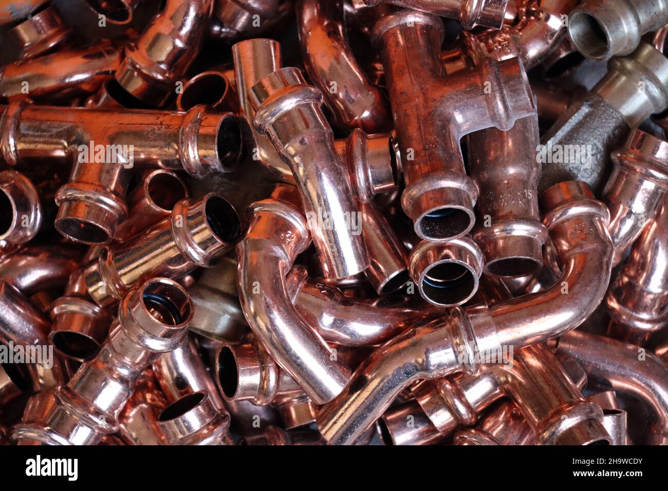 Heizungsrohre aus Kupfer - diverse Kleinteile Stock Photo