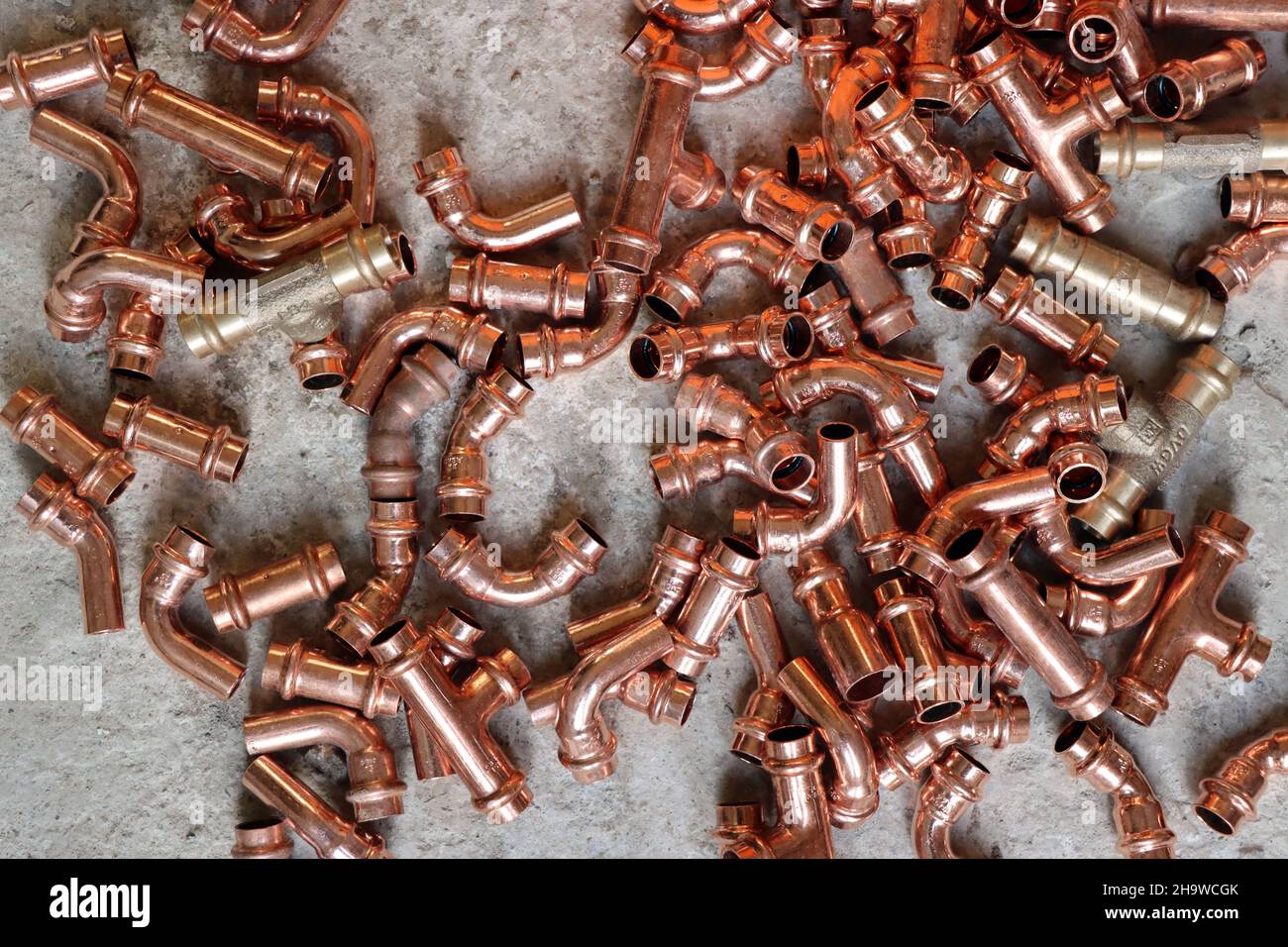 Heizungsrohre aus Kupfer - diverse Kleinteile Stock Photo