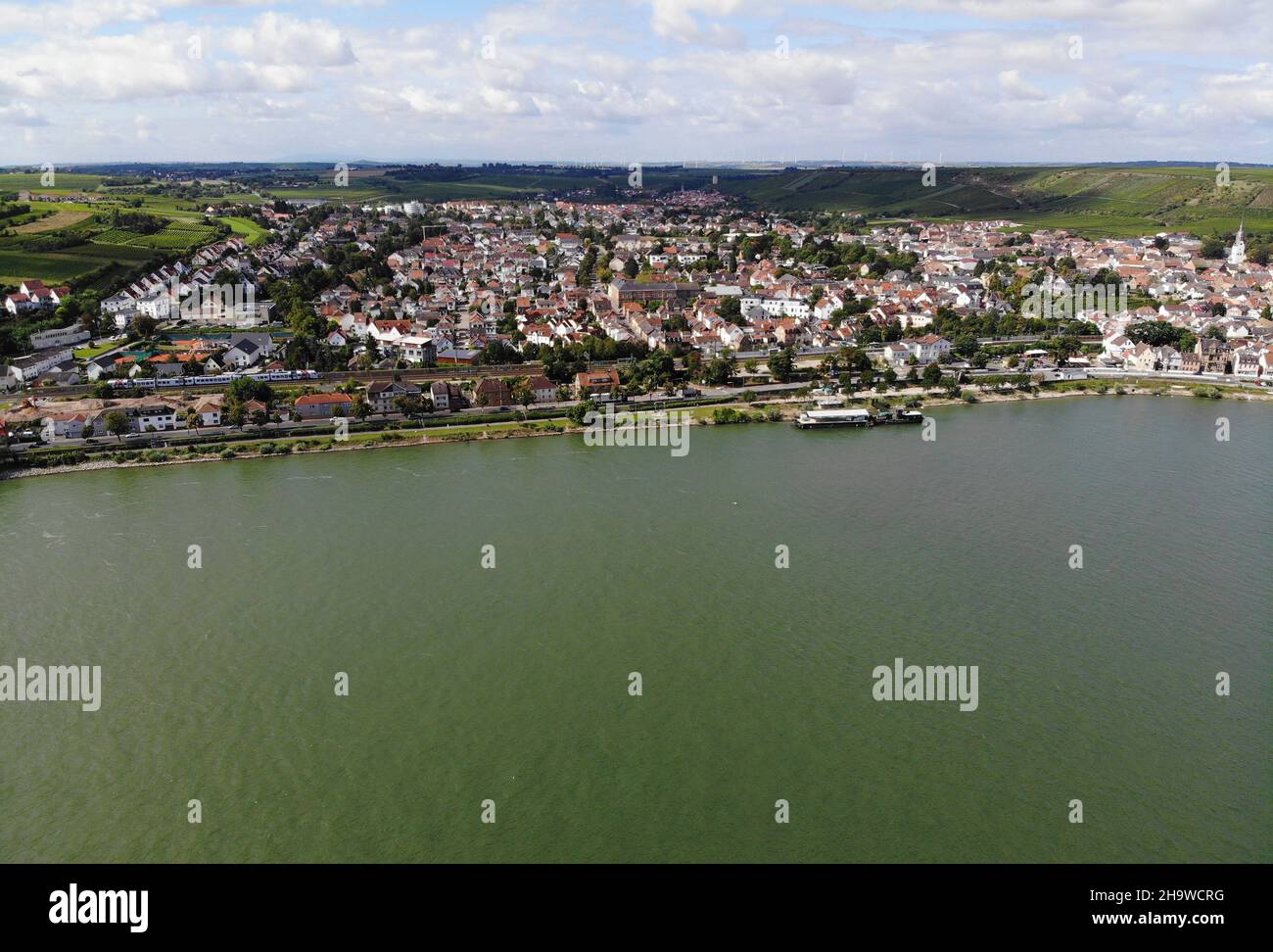 Luftbild: Impressionen: Kornsand, Rhein, Nierstein (nur fuer redaktionelle Verwendung. Keine Werbung. Referenzdatenbank: http://www.360-berlin.de. © J Stock Photo