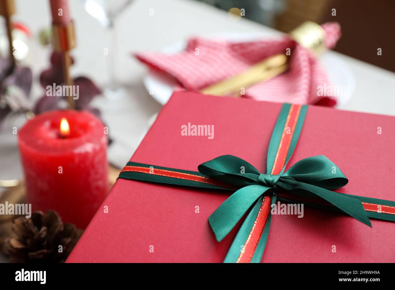 Christmas table happy guests hi-res stock photography and images - Alamy