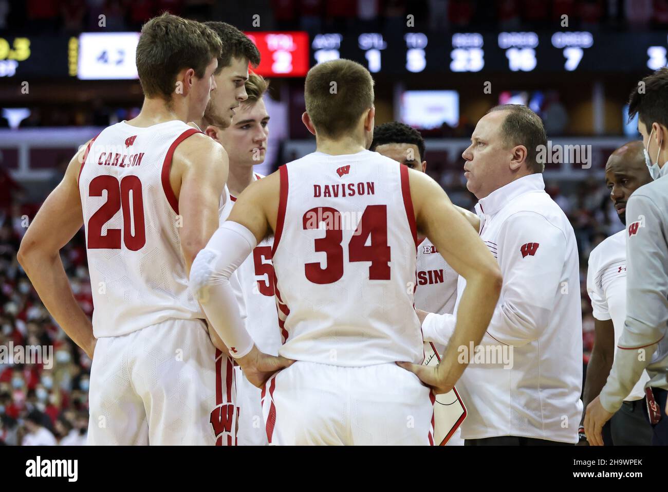 Madison, WI, USA. 8th Dec, 2021. Wisconsin Badgers head coach Greg Gard, guard Brad Davison (34), forward Ben Carlson (20), center Chris Vogt (33), forward Tyler Wahl (5), and guard Johnny Davis (1) huddle up during the NCAA Basketball game between the Indiana Hoosiers and the Wisconsin Badgers at the Kohl Center in Madison, WI. Darren Lee/CSM/Alamy Live News Stock Photo