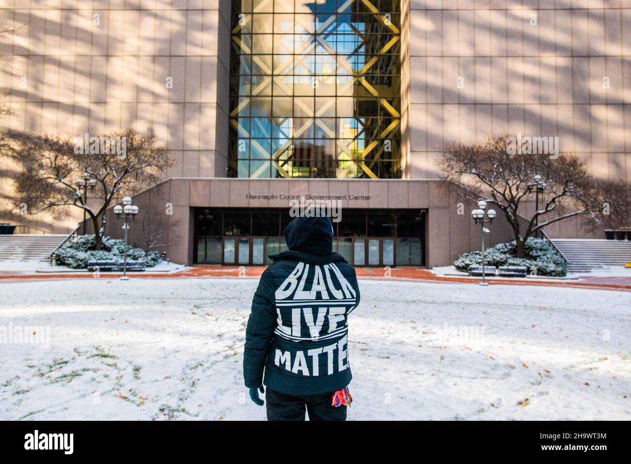 Minneapolis, United States. 08th Dec, 2021. Tanya James of Arkansas protests outside of the Hennepin County Courthouse during the opening arguments of the Kim Potter trial on December 8, 2021 in Minneapolis, Minnesota. Photo by Chris Tuite/imageSPACE Credit: Imagespace/Alamy Live News Stock Photo