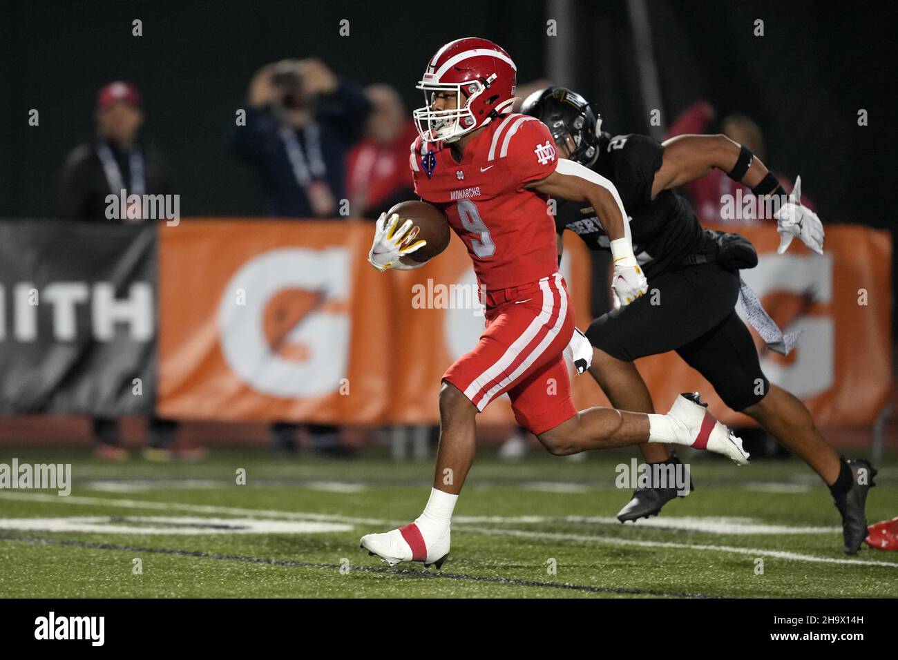 Mater Dei Monarchs running back Ajon Bryant (9) scores a touchdown during  27-7 victory over the Servite Friars in the CIF Southern Section Division I  Stock Photo - Alamy