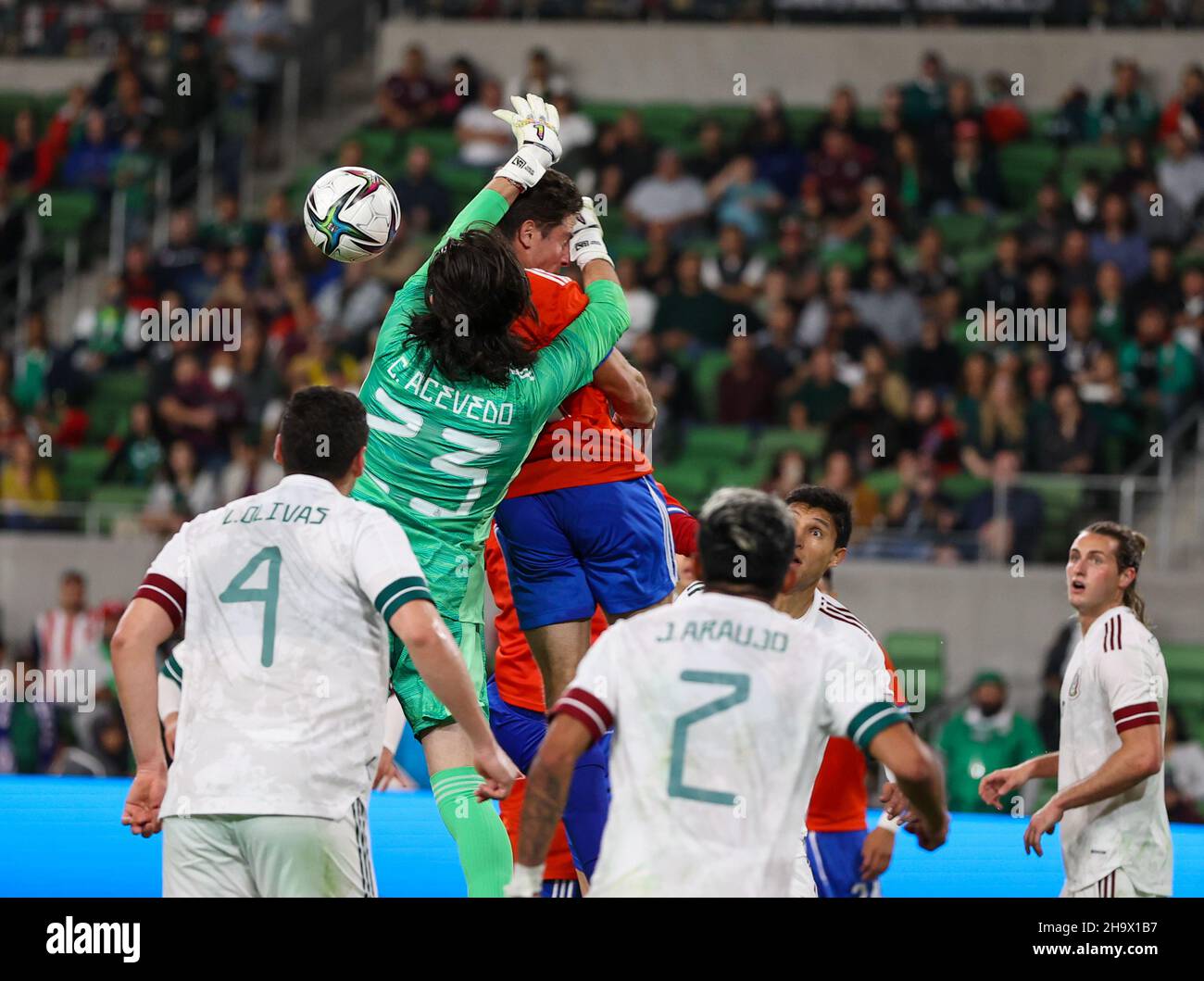 Austin, Texas, USA. December 8, 2021: Mexico goalkeeper CARLOS ACEVEDO LOPEZ's (23) hands connect with Chile forward CLEMENTE MONTES's (28) head while defending a corner kick during an international friendly soccer match between Mexico and Chile on December 8, 2021 in Austin, Texas. (Credit Image: © Scott Coleman/ZUMA Press Wire) Credit: ZUMA Press, Inc./Alamy Live News Stock Photo