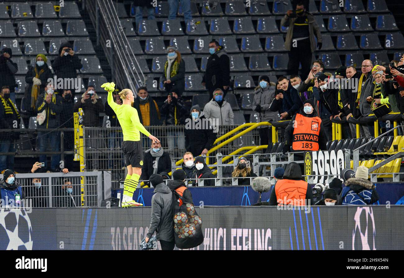 Erling HAALAND (DO) stands on a gang after the game and throws his jersey  to the fans, lap of honor, Football Champions League, preliminary round 6th  matchday, Borussia Dortmund (DO) - Besiktas