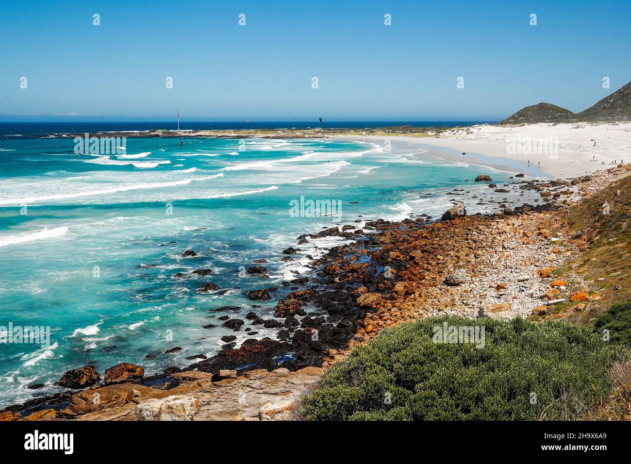 Cape Town, Saudi Arabien. 08th Dec, 2021. Cape Town: South Africa on December, 8, 2021, (Photo by Juergen Tap), Ralf Bachschuster kiting Haakgat, Misty Cliffs, Cape Peninsula, Witsands, Whitsand, Kitebeach Credit: dpa/Alamy Live News Stock Photo