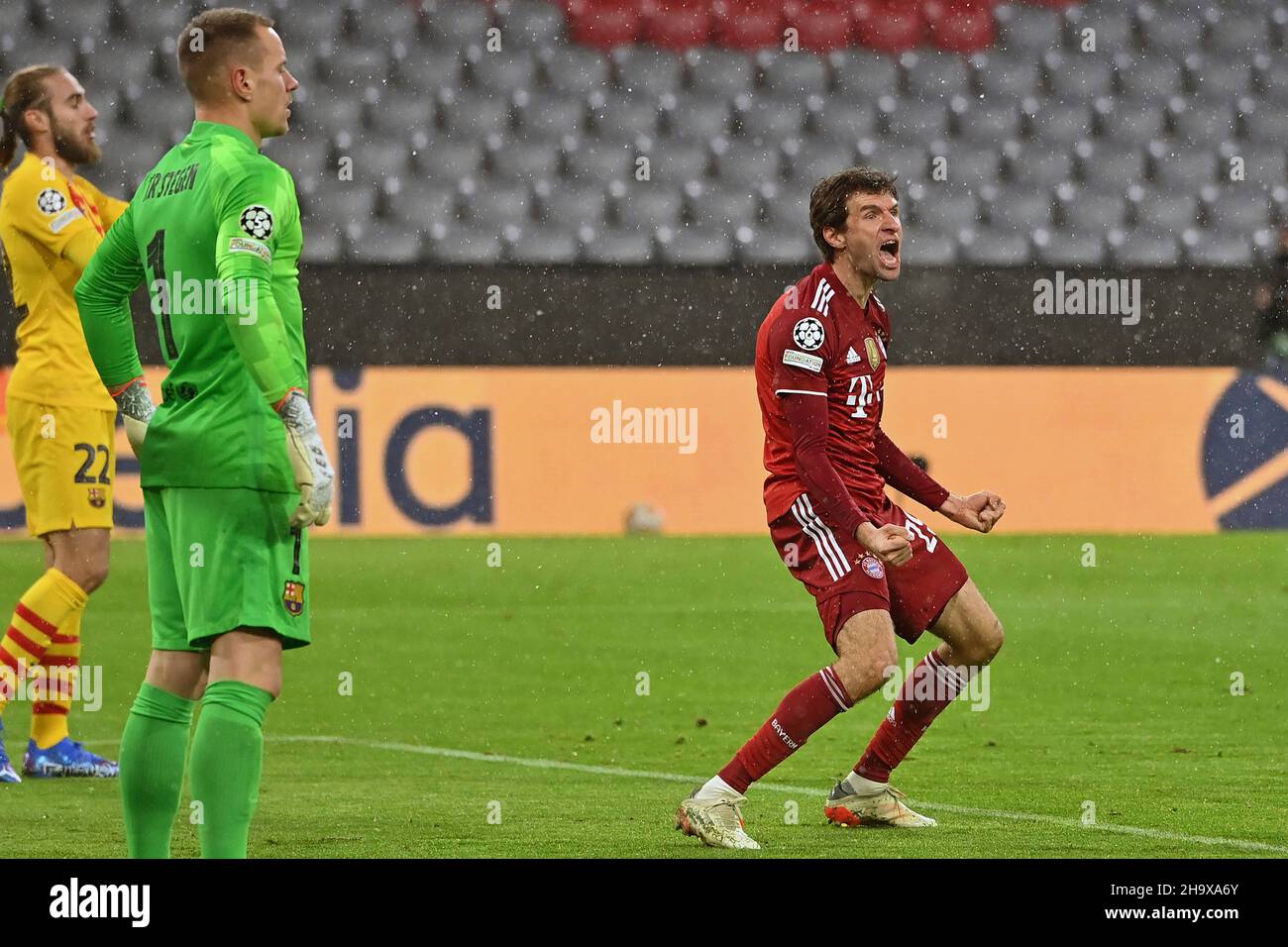 goaljubel Thomas MUELLER (MULLER, FC Bayern Munich), after goal to 1-0, jubilation, joy, enthusiasm, left: Marc Andre Ter STEGEN, goalwart (FC Barcelona), Oscar MINGUEZA (FC Barcelona). Action, Soccer Champions League Group E/FC Bayern Munich - FC Barcelona 3-0 on December 8th, 2021, ALLIANZAREN A. Stock Photo