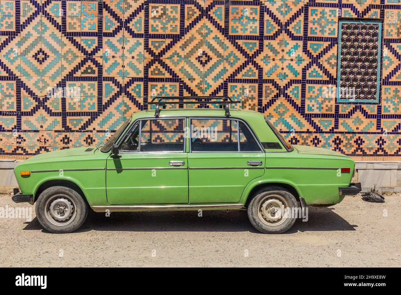 MARGILAN, Usbekistan - 21 AUGUST: Alte Lada Auto mit Besen zum
