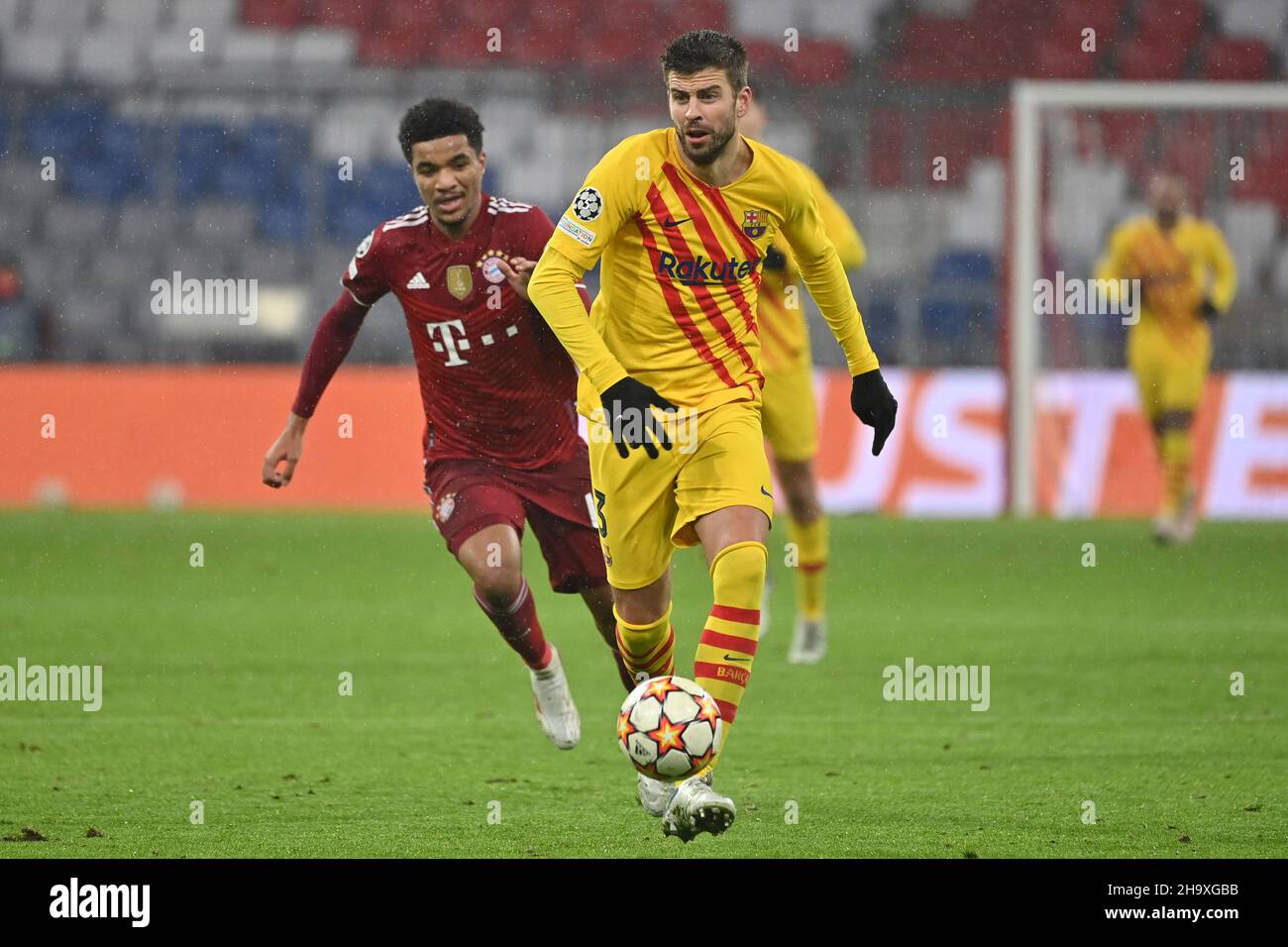 Munich, Deutschland. 08th Dec, 2021. Gerard PIQUE (FC Barcelona), action, duels versus Malik TILLMAN (FC Bayern Munich). Soccer Champions League Group E/FC Bayern Munich - FC Barcelona 3-0 on December 8th, 2021, ALLIANZAREN A. Credit: dpa/Alamy Live News Stock Photo