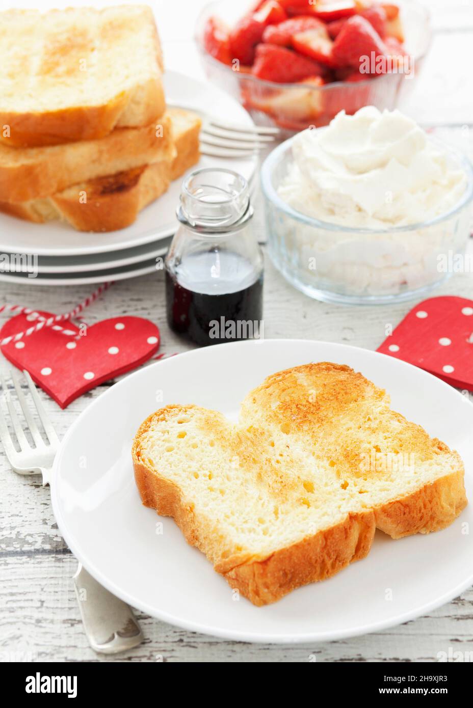 Toasted brioche slices with balsamic vinegar, marscarpone and