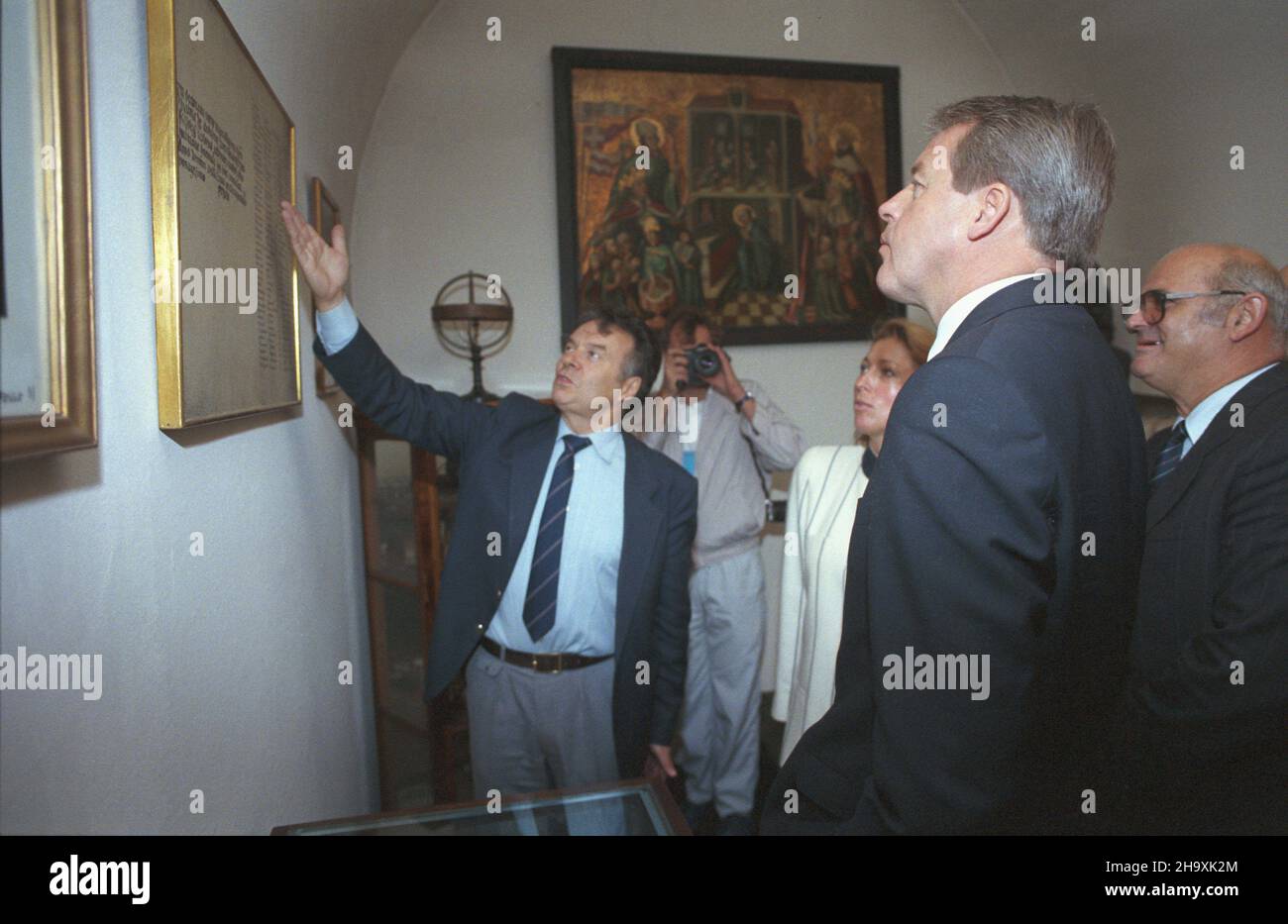 Kraków 23.09.1987. Wizyta kanclerza federalnego Republiki Austrii Franza Vranitzky'ego w Polsce. Zwiedzanie Collegium Maius Uniwersytetu Jagielloñskiego. Nz. m.in. Franz Vranitzky (2P), ambasador Polski w Wiedniu Marian Krzak (P). uu  PAP/Jerzy Ochoñski       Cracow 23 September 1987. Federal Chancellor of the Republic of Austrian Franz Vranitzky in Poland. Visiting Collegium Maius of the Jagiellonian University. Pictured: Franz Vranitzky (2nd right), Poland's Ambassador to Vienna Marian Krzak (right).   uu  PAP/Jerzy Ochonski Stock Photo