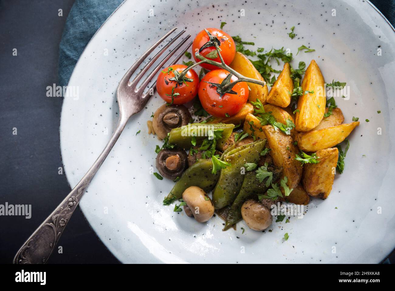 Baked potato wages with green beans, mushrooms and tomatoes (vegan