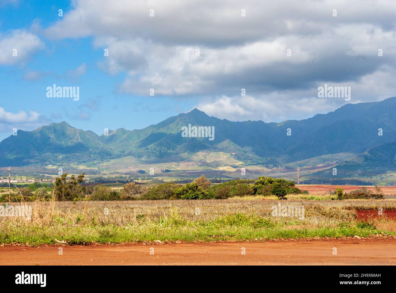 Distant view of mountain range on Oahu on a cloudy day Stock Photo Alamy