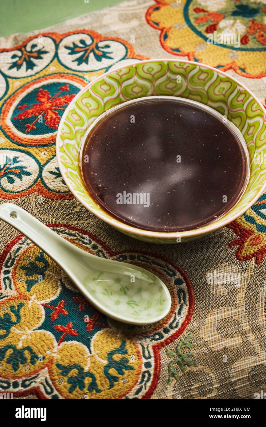 Cold Japanese ramen broth Stock Photo Alamy