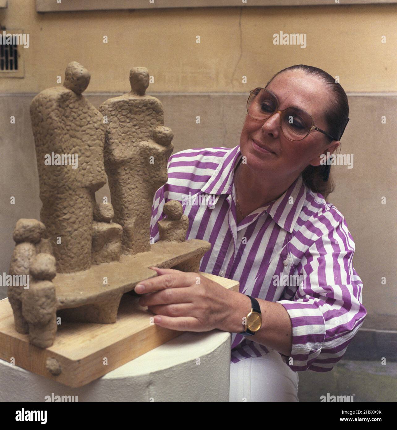 RFN Düsseldorf 09.1987. RzeŸbiarka Zofia Wolska. uu  PAP/Tadeusz ZagoŸdziñski    Dok³adny dzieñ wydarzenia nieustalony.         The Federal Republic of Germany, Duesseldorf September 1987. Sculptress Zofia Wolska.  uu  PAP/Tadeusz Zagozdzinski    Event day unknown Stock Photo