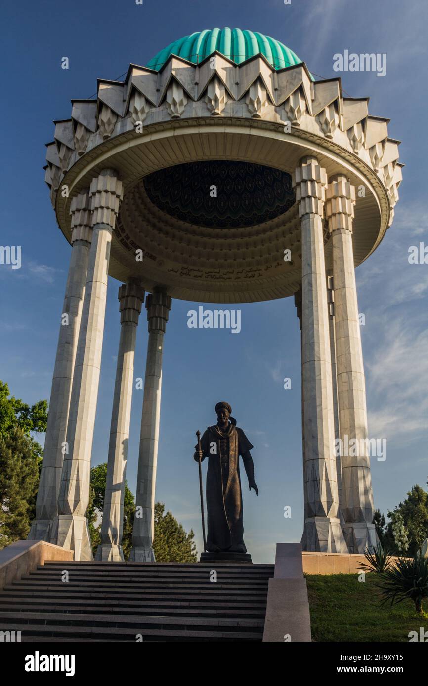TASHKENT, UZBEKISTAN - MAY 3, 2018: Alisher Navoi monument in Tashkent, Uzbekistan Stock Photo
