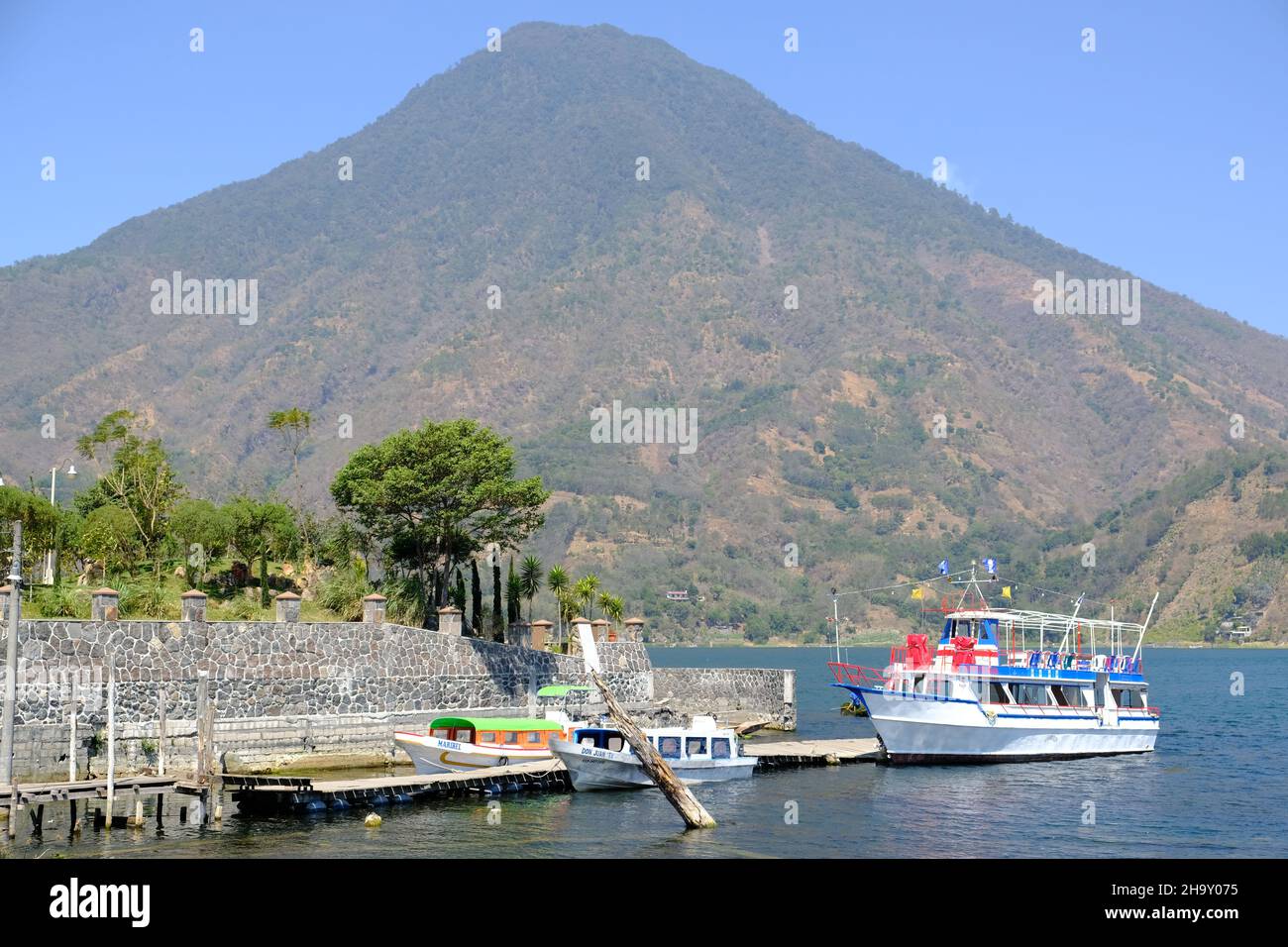 Guatemala Santiago Atitlan Lake Atitlan - Lago de Atitlan - Scenic crater lake and Volcan San Pedro Stock Photo