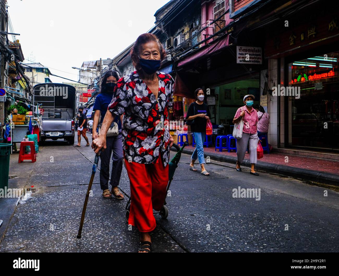 Elderly thai woman hi-res stock photography and images - Alamy