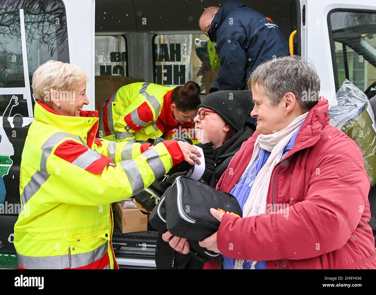 Potsdam, Germany. 09th Dec, 2021. ASB employee Sonja Diehl (l-r) distributes sleeping bags and care sets for homeless and homeless people to Betty and Conny in front of the soup kitchen of the Volkssolidarität Potsdam during a cold aid campaign. The campaign of the Arbeiter-Samariter-Bund takes place for the fifth time throughout Germany. Credit: Jens Kalaene/dpa-Zentralbild/ZB/dpa/Alamy Live News Stock Photo