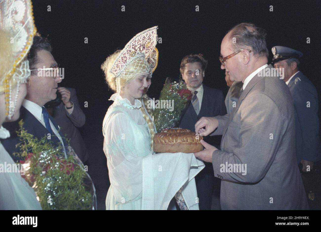 Zwi¹zek Radziecki W³adywostok 03.07.1987. Wizyta przewodnicz¹cego Rady Pañstwa PRL Wojciecha Jaruzelskiego (P) we W³adywostoku w drodze powrotnej z oficjalnego pobytu w Japonii. Nz. powitanie na lotnisku chlebem i sol¹. uu  PAP/Grzegorz Rogiñski         Soviet Union Vladivostock 03 July 1987. Visit by PRL's State Council Chairman Wojciech Jaruzelski (right) in Vladivostock on return from the official visit to Japan. Pictured: Greeting with bread and salt at the airport.   uu  PAP/Grzegorz Roginski Stock Photo