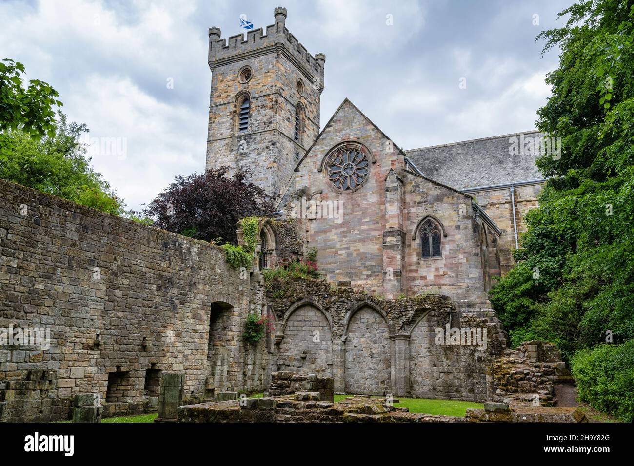 Culross Church and ruins of Culross Abbey in village of Culross in Fife, Scotland, UK Stock Photo