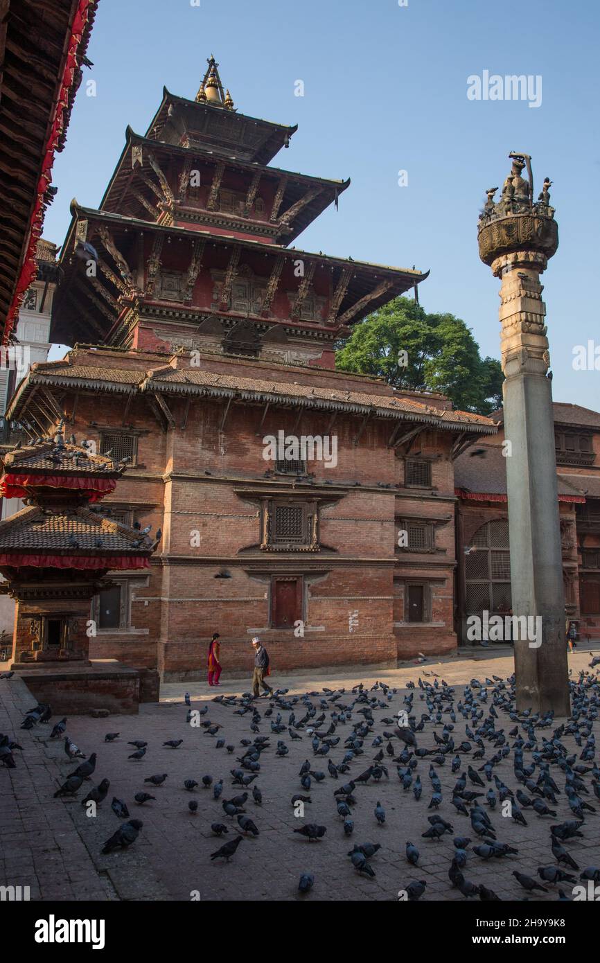 Pigeons around Pratap Malla's Column and the Degutaleju or Degutale Temple, Durbar Square, Kathamandu, Nepal. Stock Photo