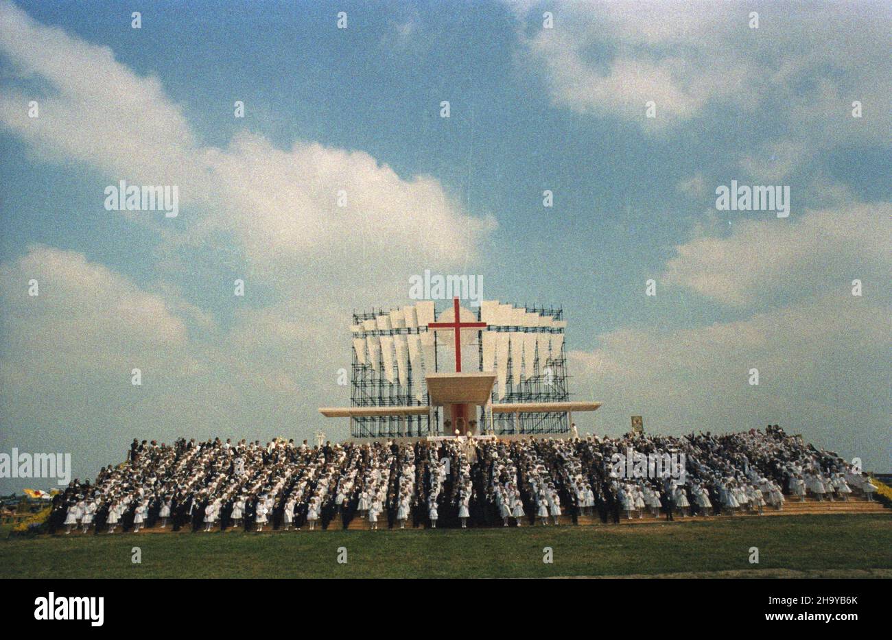 £ódŸ 13.06.1987. III pielgrzymka papie¿a Jana Paw³a II do Polski. Msza œwiêta na lotnisku £ódŸ-Lublinek, podczas której 1600 dzieci przyst¹pi³o do Pierwszej Komunii Œwiêtej. uu  PAP/Grzegorz Rogiñski       Lodz, 13 June 1987. 1,600 children took First Communion at a holy mass in Lodz-Lublinek Airport in Lodz during pope John Paul II's third pilgrimage to Poland.   uu  PAP/Grzegorz Roginski Stock Photo
