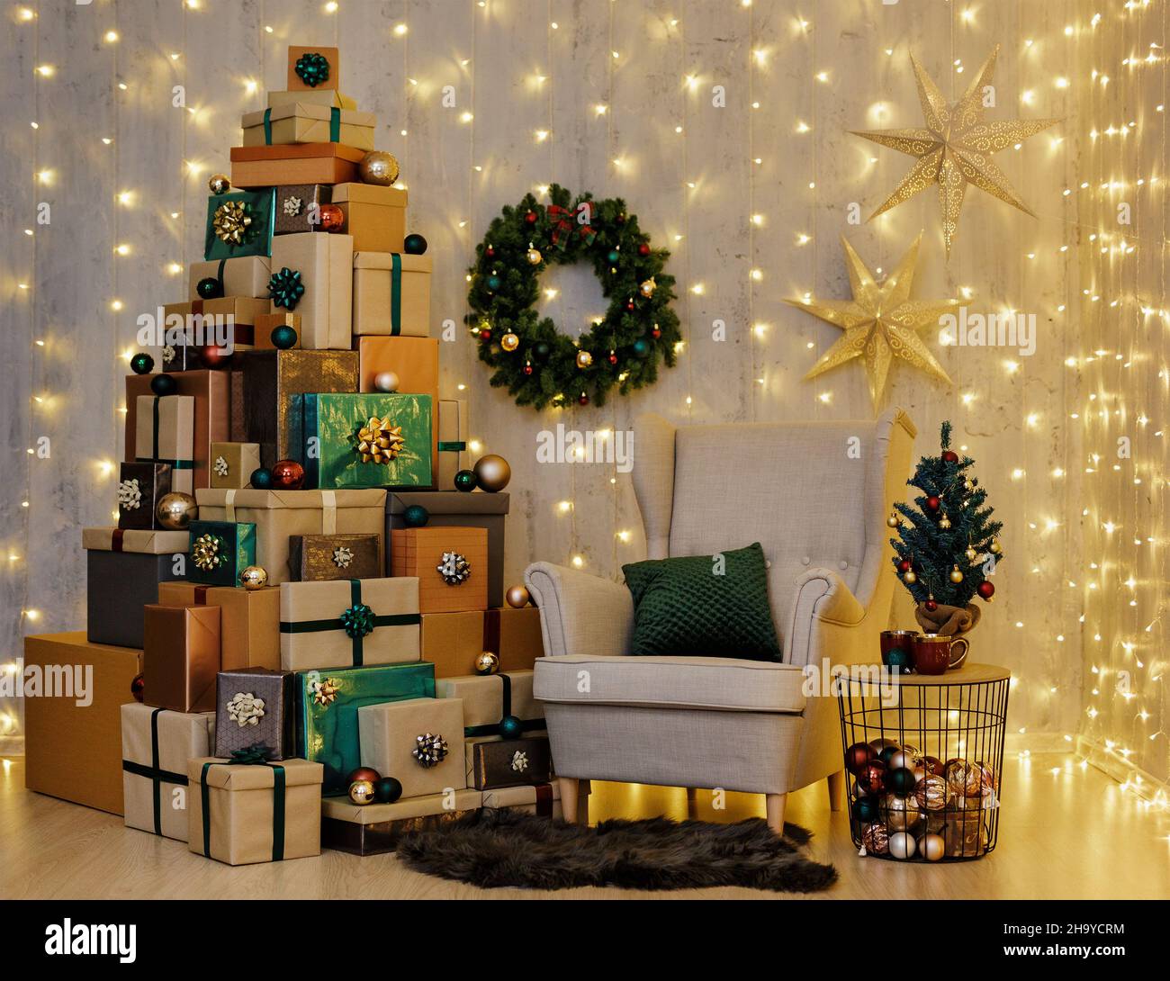 Không gian phòng khách trang trí đón Giáng sinh và năm mới: Với không gian phòng khách trang trí đón Giáng sinh và năm mới này, bạn sẽ có những giây phút thư giãn và ngắm nhìn những vật dụng trang trí xinh đẹp, rực rỡ màu sắc. Từ cây thông, cây đèn, ruy băng đến hộp quà, tất cả đều xuất hiện trong không gian sống của bạn và mang lại cảm giác ấm áp, đón nhận năm mới cùng gia đình.