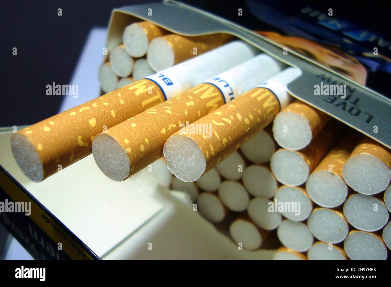 Munich, Deutschland. 09th Dec, 2021. Open full pack of cigarettes,  cigarettes Credit: dpa/Alamy Live News Stock Photo