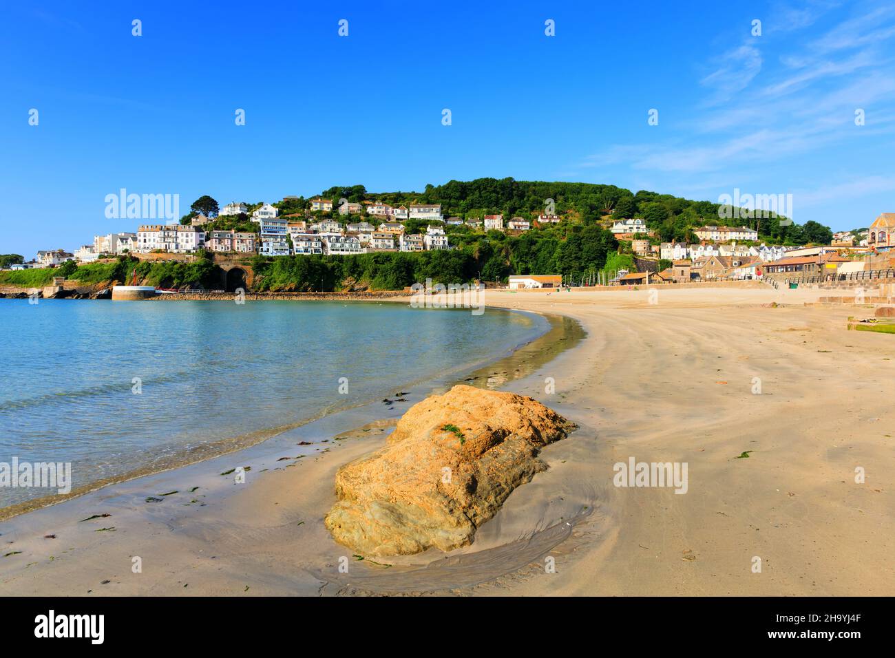 Looe beach Cornwall with green seaweed blue sea and sky Stock Photo