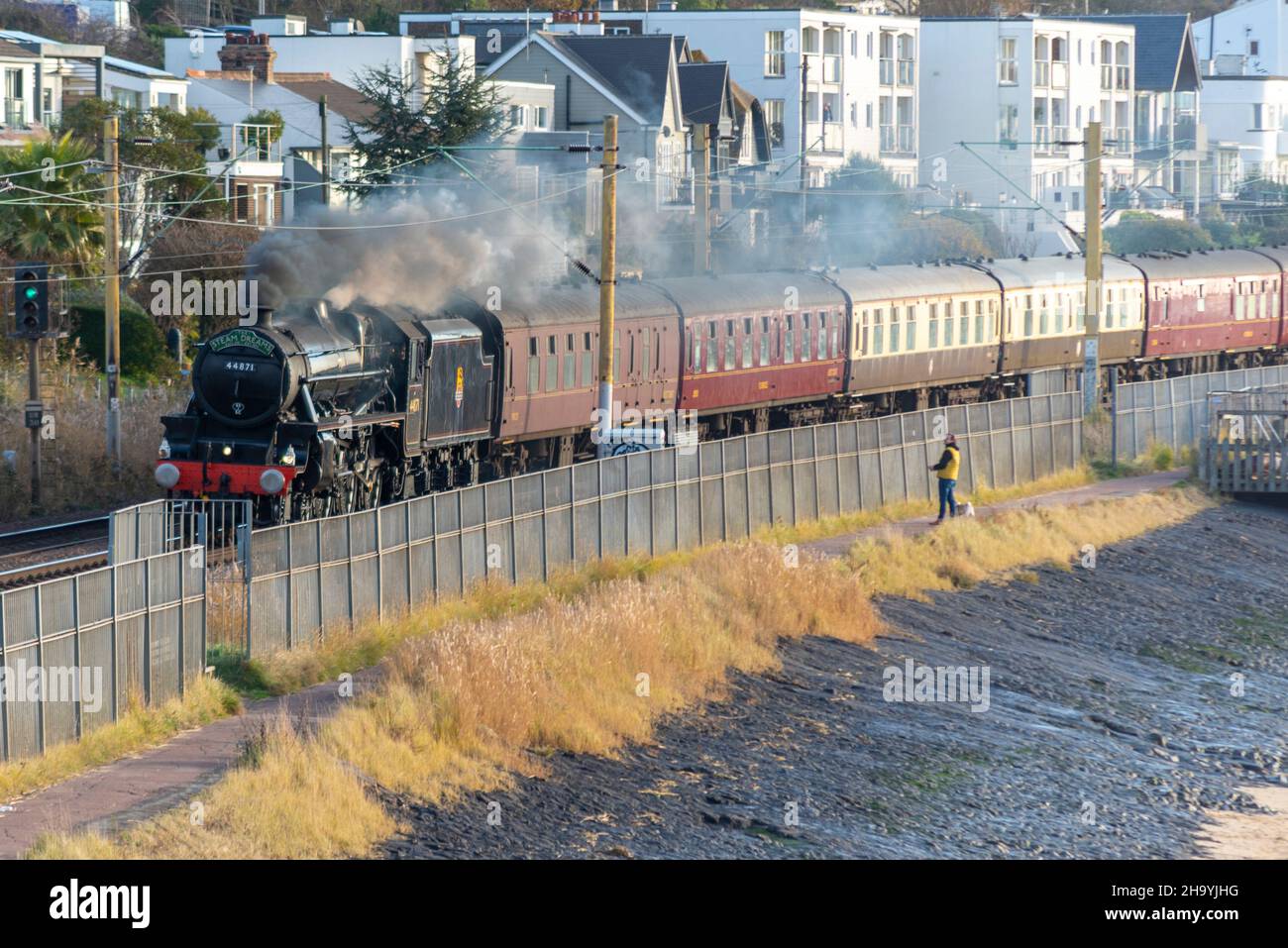 LMS Stanier Black Five steam locomotive hauling a Steam Dreams train from Southend on Sea, Essex to Oxford, passing Chalkwell Stock Photo