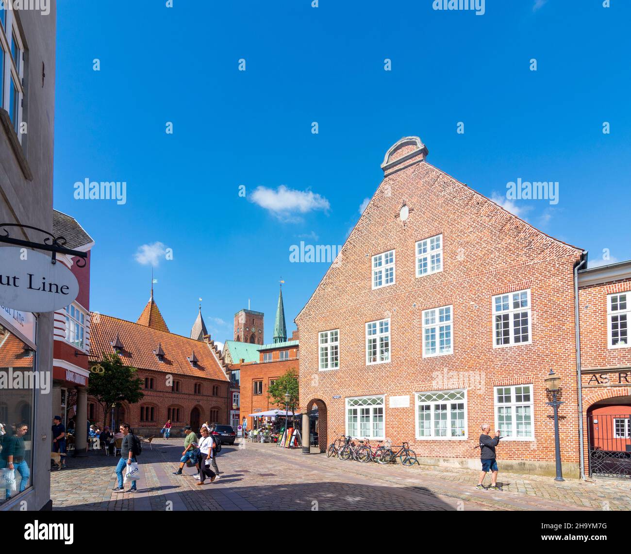 Esbjerg: square Von Stoeckens Plads, Old Town Hall (left), in Ribe, Jylland, Jutland, Denmark Stock Photo