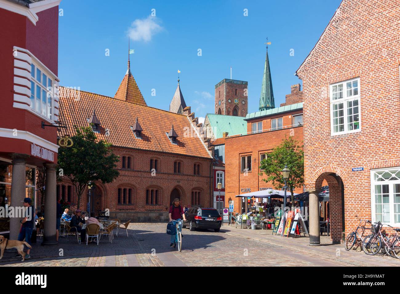 Esbjerg: square Von Stoeckens Plads, Old Town Hall (center), cathedral, in Ribe, Jylland, Jutland, Denmark Stock Photo
