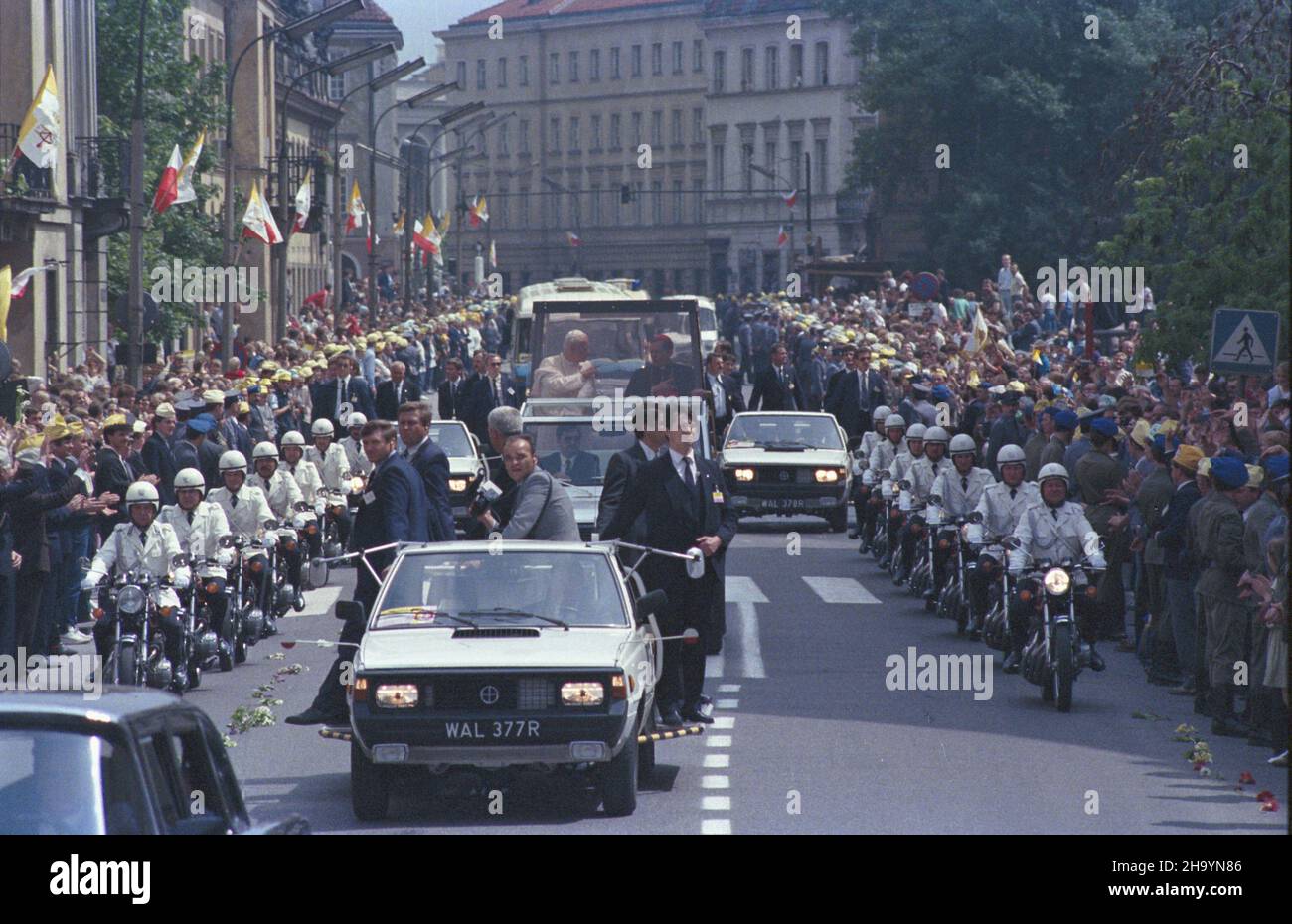 Warszawa 08.06.1987. III pielgrzymka papie¿a Jana Paw³a II do Polski. Przejazd Ojca Œwiêtego ulic¹ Miodow¹. ka  PAP/Jan Morek         Warsaw, 8 June 1987. Pope John Paul II on his third pilgrimage to Poland. The papal cavalcade on Miodowa Street.  ka  PAP/Jan Morek Stock Photo